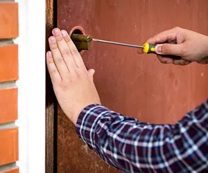 Lock Locksmith Tech Seagoville, TX 214-775-9219 - garage-door-locks